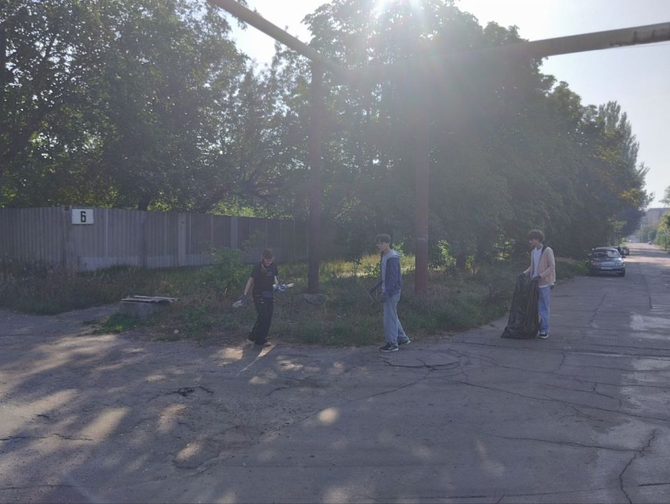 С целью наведения надлежащего санитарного порядка в преддверии празднования Дня города Макеевка предприятия, организации и учреждения района продолжают проводить субботники на закрепленных и прилегающих к ним территориях С целью наведения надлежащего санитарного порядка в преддверии празднования Дня города Макеевка предприятия, организации и учреждения района продолжают проводить субботники на закрепленных и прилегающих к ним территориях