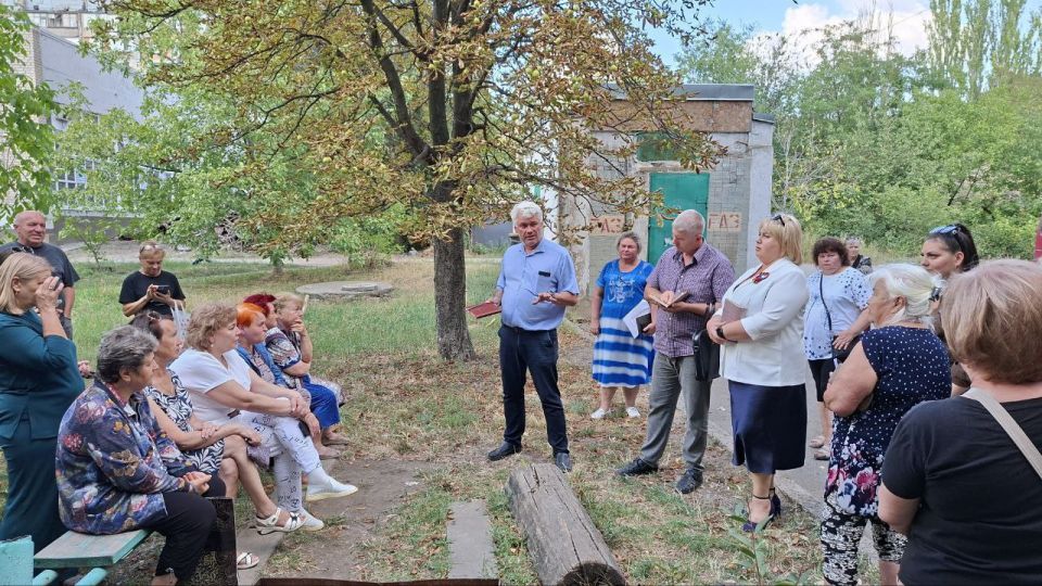 8 сентября, лидер общественного мнения, заведующий ГКДОУ «Детский сад № 84 общеразвивающего вида городского округа Макеевка» Наталья Ткачук провела встречи с населением в жилом массиве шахты Советская, вблизи домов 16, 29... 8 сентября, лидер общественного мнения, заведующий ГКДОУ «Детский сад № 84 общеразвивающего вида городского округа Макеевка» Наталья Ткачук провела встречи с населением в жилом массиве шахты Советская, вблизи домов 16, 29...
