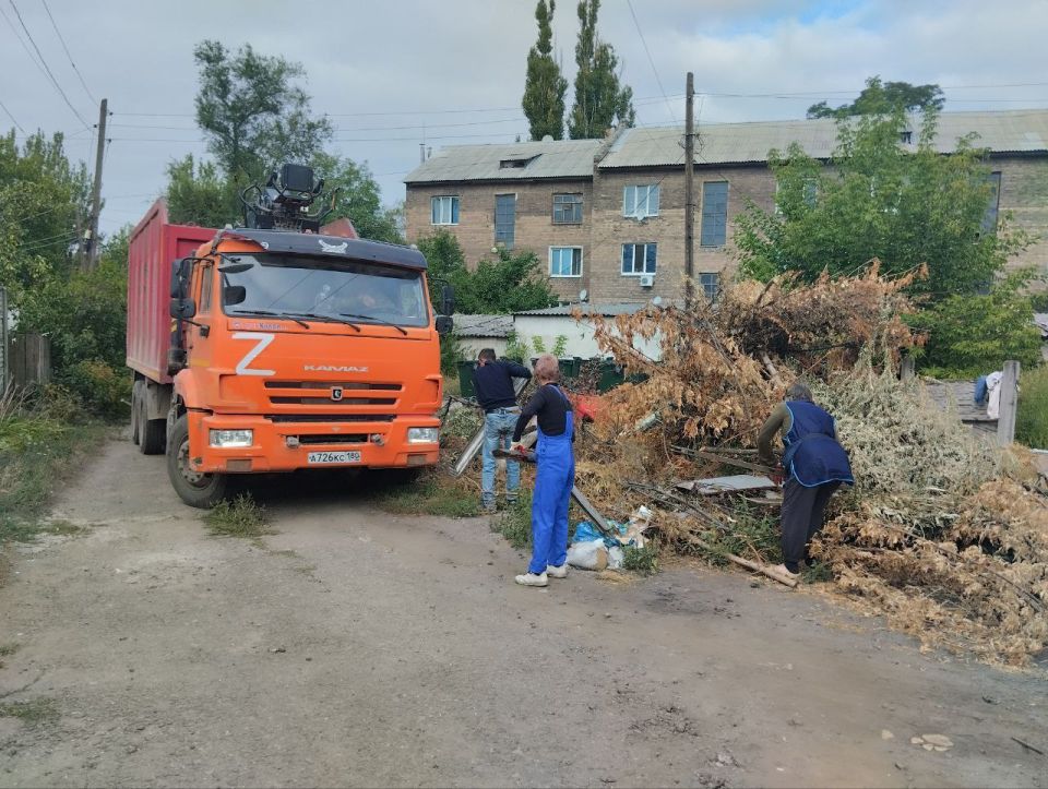 5 сентября с целью приведения территории в надлежащее санитарное состояние выполнены работы по вывозу крупногабаритных накоплений мусора на контейнерных площадках по адресам: пл. ВЛКСМ, д. 1; ул. Димитрова, д. 68; ул.... 5 сентября с целью приведения территории в надлежащее санитарное состояние выполнены работы по вывозу крупногабаритных накоплений мусора на контейнерных площадках по адресам: пл. ВЛКСМ, д. 1; ул. Димитрова, д. 68; ул....