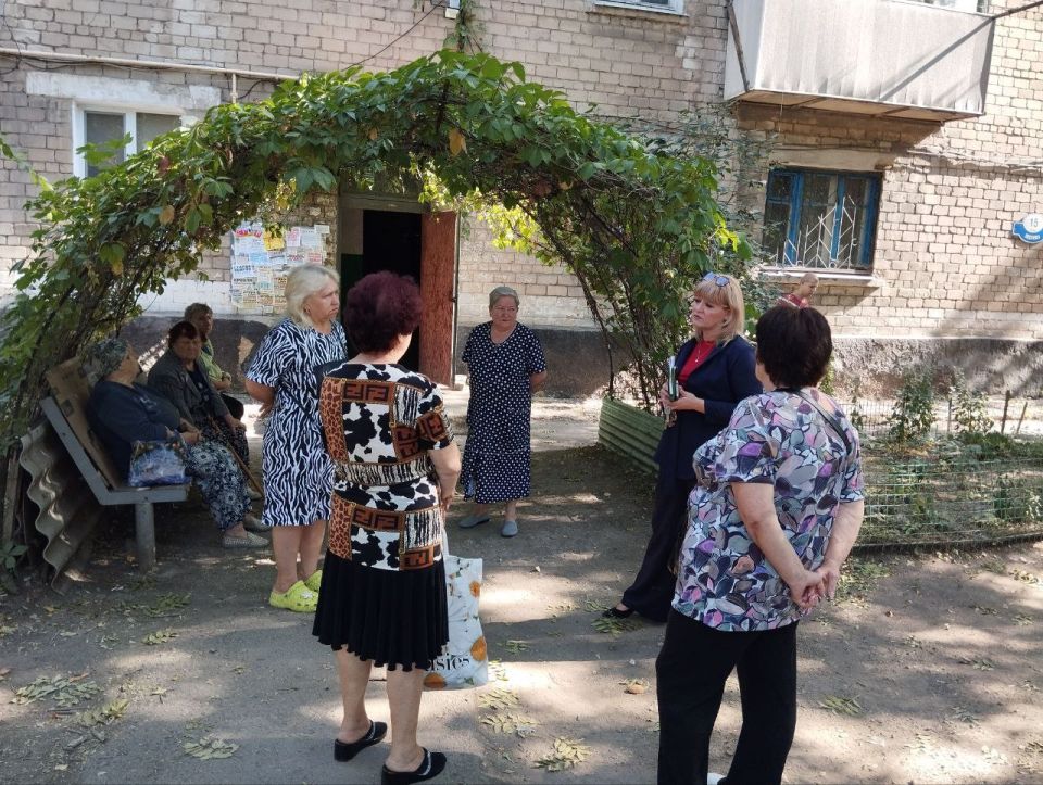 8 сентября, в Червоногвардейском районе состоялась встреча заместителя руководителя Управы Червоногвардейского внутригородского района Татьяны Задорожной с жителями жилого массива Калинина во дворе дома № 15 по улице Лескова