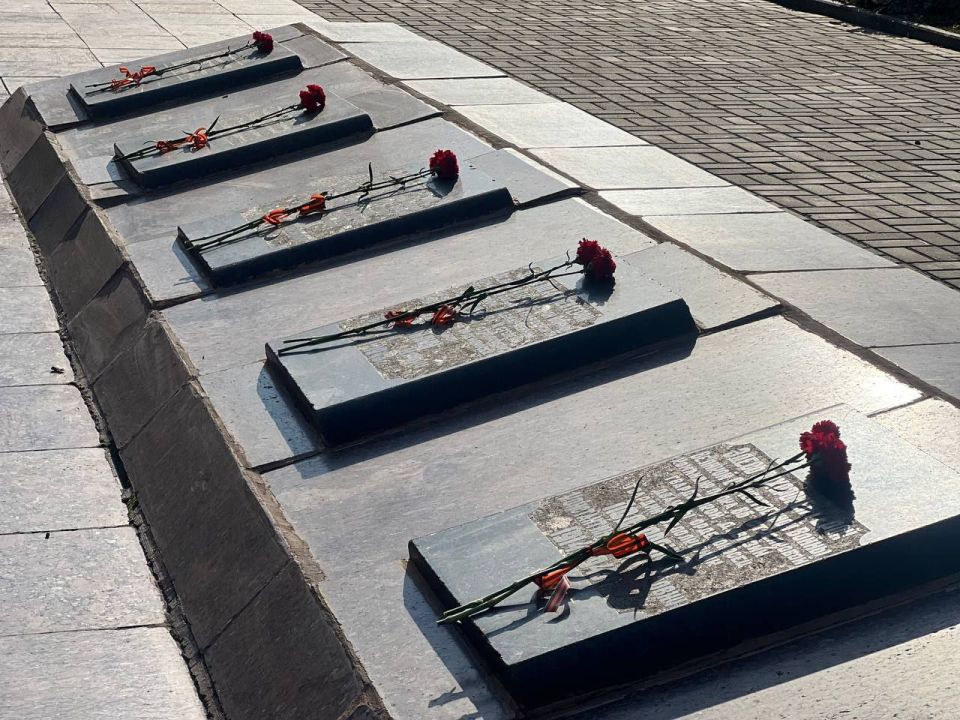 Лицеистые почтили память земляков – освободителей Донбасса, возложив цветы  к Вечному огню Лицеистые почтили память земляков – освободителей Донбасса, возложив цветы  к Вечному огню