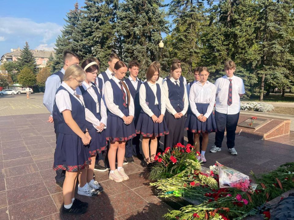 Лицеистые почтили память земляков – освободителей Донбасса, возложив цветы  к Вечному огню Лицеистые почтили память земляков – освободителей Донбасса, возложив цветы  к Вечному огню