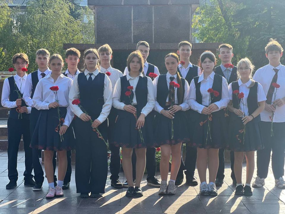 Лицеистые почтили память земляков – освободителей Донбасса, возложив цветы  к Вечному огню Лицеистые почтили память земляков – освободителей Донбасса, возложив цветы  к Вечному огню