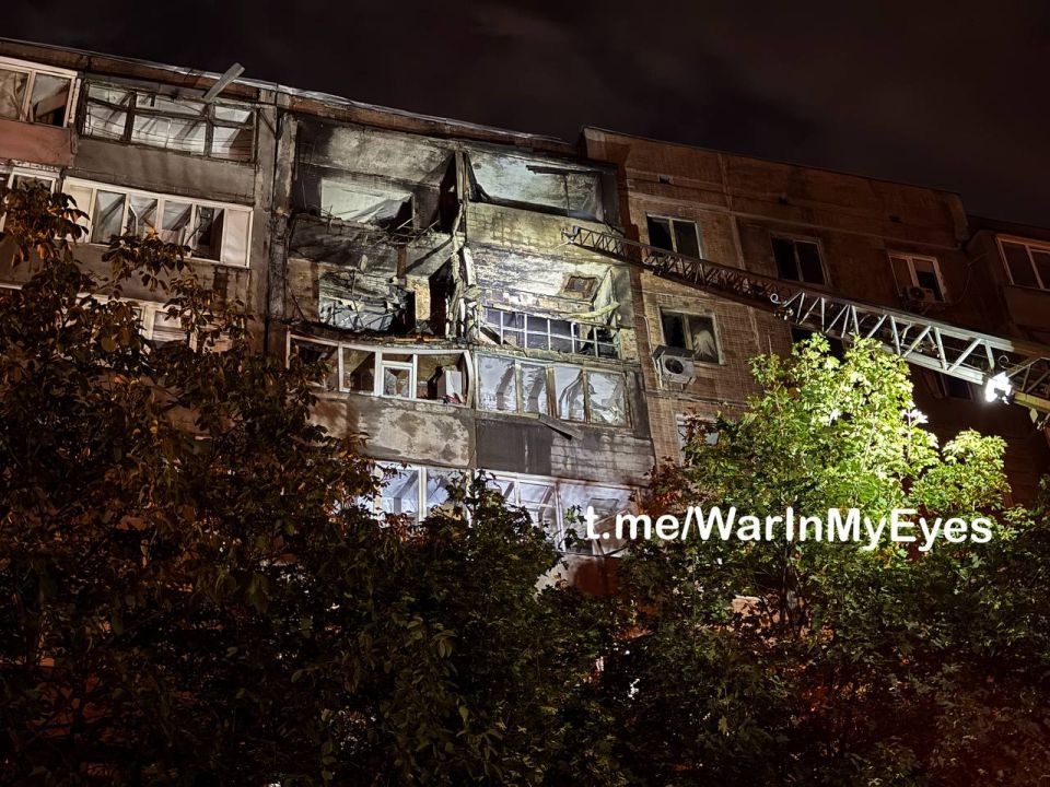 18+. Последствия прямого попадания ударного дрона в многоквартирный дом в Червоногвардейском районе Макеевки, в результате которого погиб мужчина и кошка, сгорело минимум 6 квартир