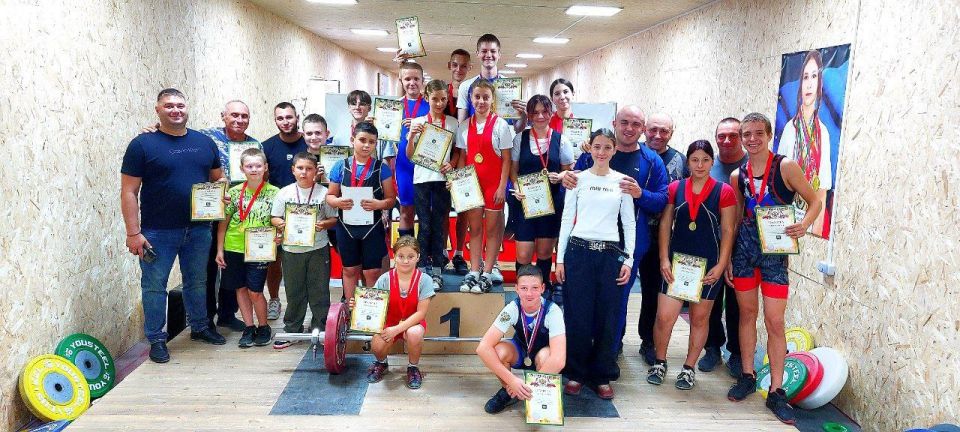 Сегодня в специализированном зале тяжёлой атлетики спортивной школы «Энергетик» состоялось «Открытое личное первенство города Зугрэса по тяжёлой атлетике до 17 лет, посвящённое Дню освобождения Донбасса и 140-летию тяжёлой... Сегодня в специализированном зале тяжёлой атлетики спортивной школы «Энергетик» состоялось «Открытое личное первенство города Зугрэса по тяжёлой атлетике до 17 лет, посвящённое Дню освобождения Донбасса и 140-летию тяжёлой...