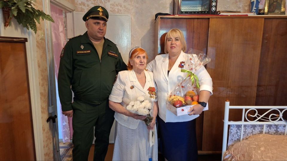 8 сентября руководитель Управы Горняцкого внутригородского района Олеся Осатюк совместно с военным комиссаром военного комиссариата (Горняцкого и Червоногвардейского района г. Макеевка) ДНР Василием Кувыкиным поздравили с... 8 сентября руководитель Управы Горняцкого внутригородского района Олеся Осатюк совместно с военным комиссаром военного комиссариата (Горняцкого и Червоногвардейского района г. Макеевка) ДНР Василием Кувыкиным поздравили с...