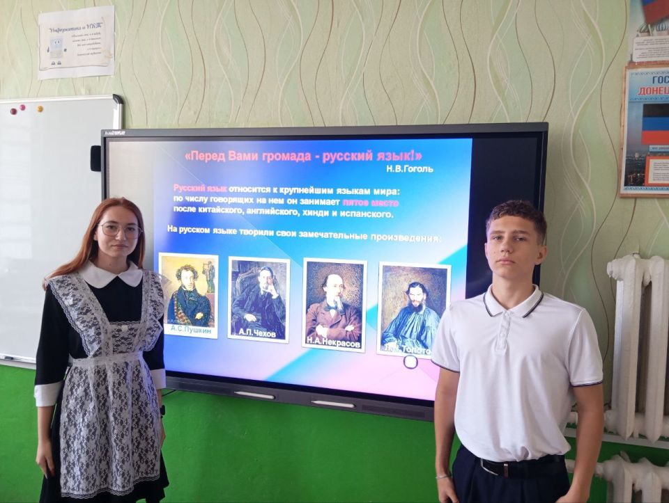 Русский язык продолжает постоянно развиваться, это живой организм, он не существует где-то в словарях, он живет в нашей речи Русский язык продолжает постоянно развиваться, это живой организм, он не существует где-то в словарях, он живет в нашей речи