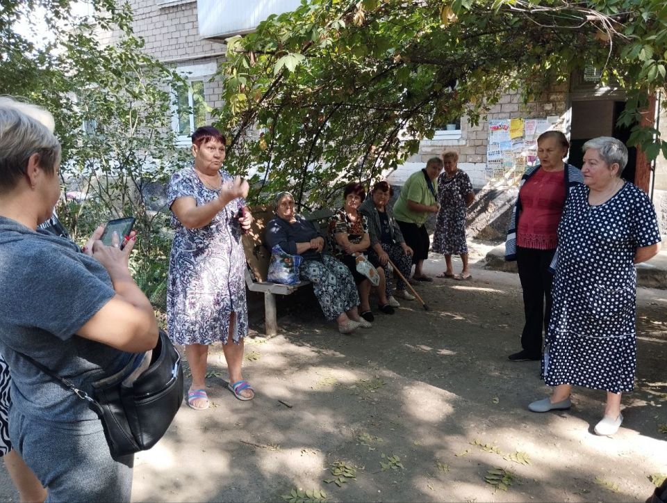 8 сентября, в Червоногвардейском районе состоялась встреча заместителя руководителя Управы Червоногвардейского внутригородского района Татьяны Задорожной с жителями жилого массива Калинина во дворе дома № 15 по улице Лескова 8 сентября, в Червоногвардейском районе состоялась встреча заместителя руководителя Управы Червоногвардейского внутригородского района Татьяны Задорожной с жителями жилого массива Калинина во дворе дома № 15 по улице Лескова