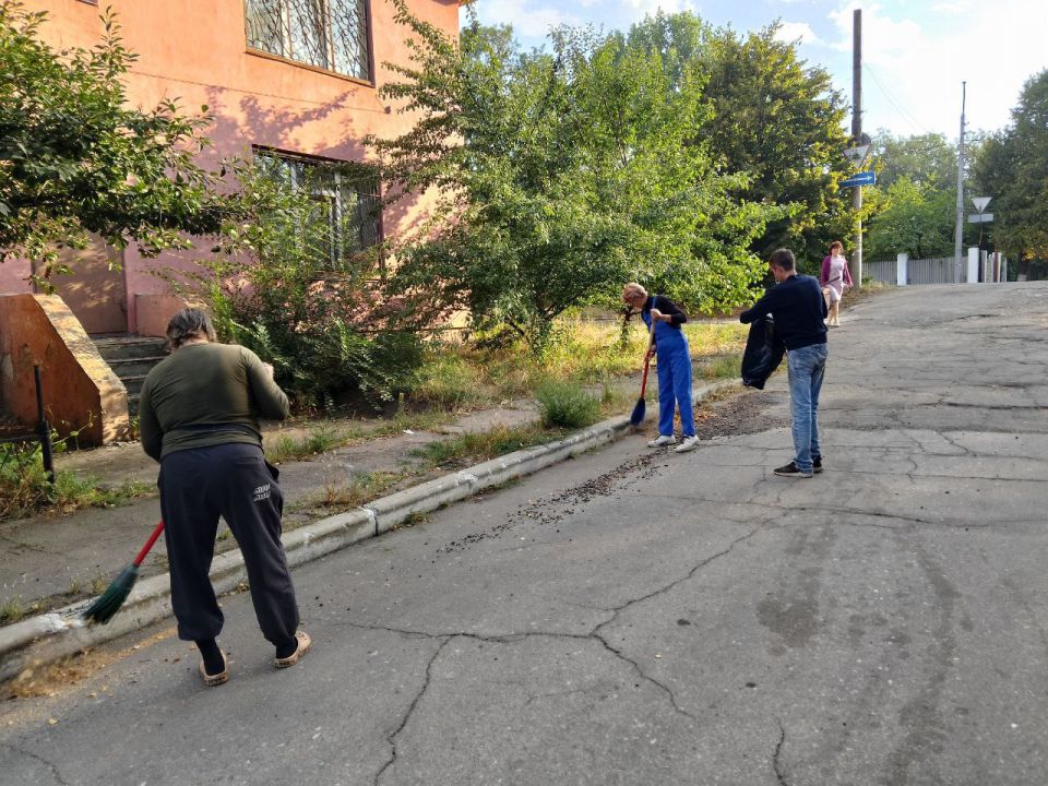 8 сентября, в преддверии празднования Дня города Макеевка в Кировском внутригородском районе продолжаются работы по наведению санитарного порядка, проведены работы по уборке территории возле здания Управы Кировского...