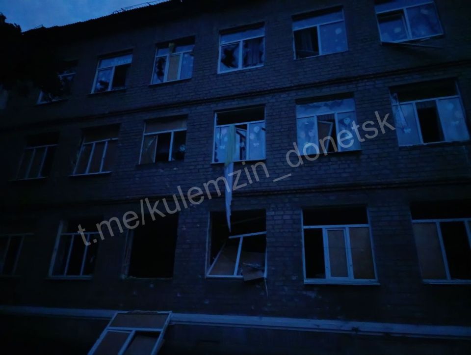 Многоэтажка горит в Макеевке, клубы дыма поднимаются в разных районах Донецка Многоэтажка горит в Макеевке, клубы дыма поднимаются в разных районах Донецка