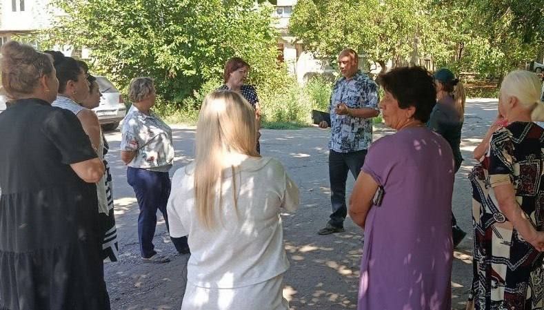 8 сентября встречу с жителями домов 1, 2 квартала 5Б и дома 4 улицы 40 лет Октября провел первый заместитель руководителя Управы Советского внутригородского района Администрации городского округа МакеевкаСергей Савельев 8 сентября встречу с жителями домов 1, 2 квартала 5Б и дома 4 улицы 40 лет Октября провел первый заместитель руководителя Управы Советского внутригородского района Администрации городского округа МакеевкаСергей Савельев