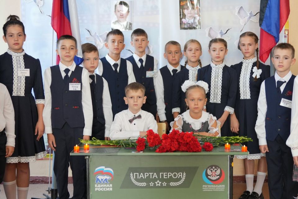 Олег Трофимов: В День освобождения Донбасса в макеевской школе открыли Парту героя Олег Трофимов: В День освобождения Донбасса в макеевской школе открыли Парту героя