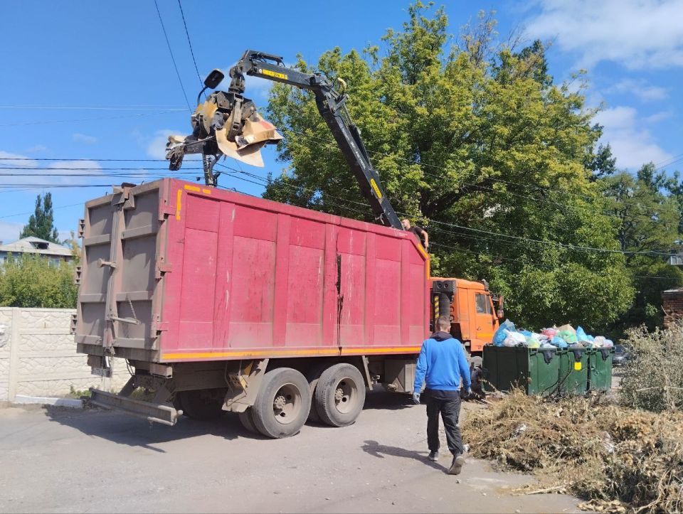 5 сентября с целью приведения территории в надлежащее санитарное состояние выполнены работы по вывозу крупногабаритных накоплений мусора на контейнерных площадках по адресам: пл. ВЛКСМ, д. 1; ул. Димитрова, д. 68; ул.... 5 сентября с целью приведения территории в надлежащее санитарное состояние выполнены работы по вывозу крупногабаритных накоплений мусора на контейнерных площадках по адресам: пл. ВЛКСМ, д. 1; ул. Димитрова, д. 68; ул....