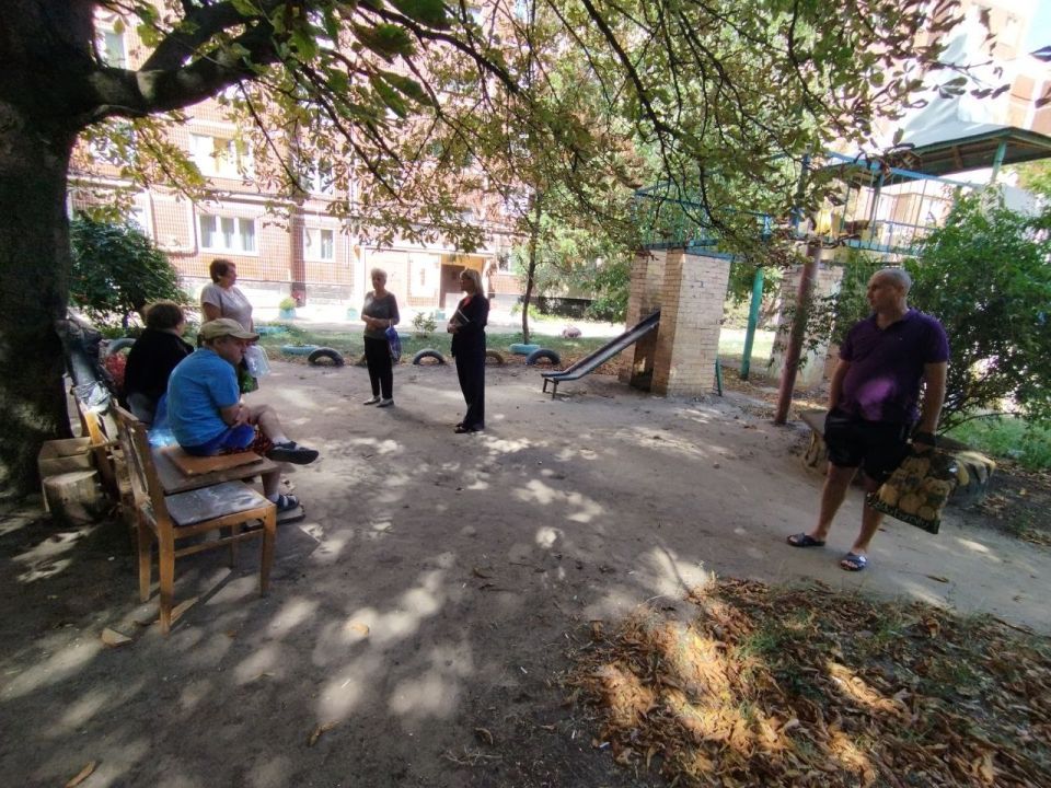 8 сентября в Червоногвардейском районе состоялась встреча заместителя руководителя Управы Червоногвардейского внутригородского района Татьяны Задорожной с жителями на придомовой территории дома № 9 микрорайона Калининский 8 сентября в Червоногвардейском районе состоялась встреча заместителя руководителя Управы Червоногвардейского внутригородского района Татьяны Задорожной с жителями на придомовой территории дома № 9 микрорайона Калининский