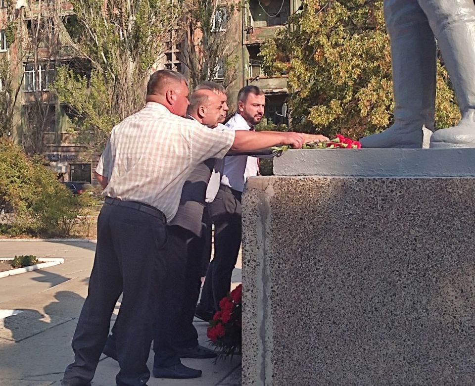 В Кировском районе прошло возложение цветов, приуроченное к 82–ой годовщине освобождения Донбасса В Кировском районе прошло возложение цветов, приуроченное к 82–ой годовщине освобождения Донбасса