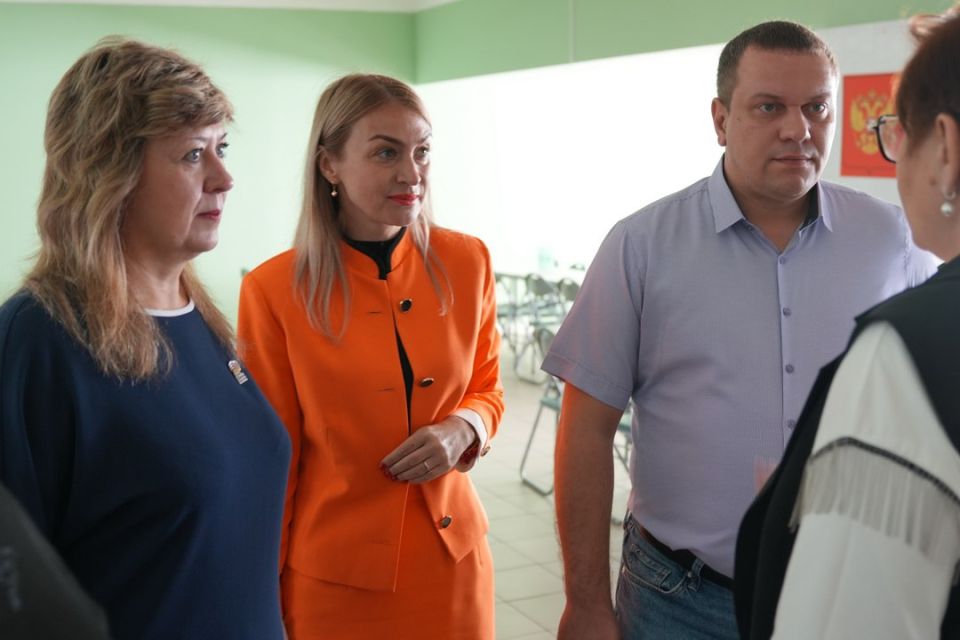 Олег Трофимов: С коллегами оценили ход восстановительных работ в лицее №2 «Престиж» и детском саду №19 города Макеевки Олег Трофимов: С коллегами оценили ход восстановительных работ в лицее №2 «Престиж» и детском саду №19 города Макеевки