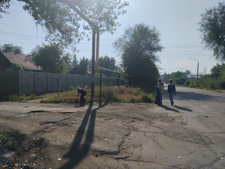 С целью наведения надлежащего санитарного порядка в преддверии празднования Дня города Макеевка предприятия, организации и учреждения района продолжают проводить субботники на закрепленных и прилегающих к ним территориях С целью наведения надлежащего санитарного порядка в преддверии празднования Дня города Макеевка предприятия, организации и учреждения района продолжают проводить субботники на закрепленных и прилегающих к ним территориях