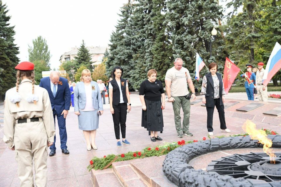 В Макеевке прошла торжественная церемония возложения цветов к памятнику, посвященная Дню освобождения Макеевки от немецко-фашистских захватчиков В Макеевке прошла торжественная церемония возложения цветов к памятнику, посвященная Дню освобождения Макеевки от немецко-фашистских захватчиков