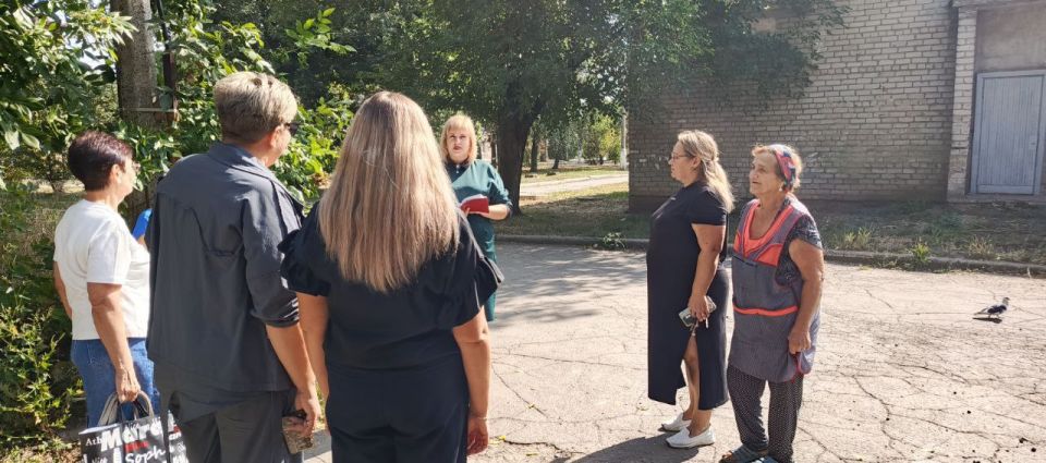 8 сентября в Червоногвардейском районе состоялась встреча лидера общественного мнения Юлии Гончаровой с жителями жилого массива Восточный во дворе дома № 3 по улице Героев Сталинграда 8 сентября в Червоногвардейском районе состоялась встреча лидера общественного мнения Юлии Гончаровой с жителями жилого массива Восточный во дворе дома № 3 по улице Героев Сталинграда