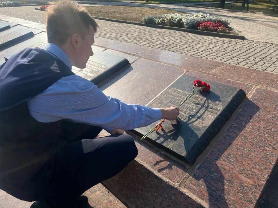 Лицеистые почтили память земляков – освободителей Донбасса, возложив цветы  к Вечному огню Лицеистые почтили память земляков – освободителей Донбасса, возложив цветы  к Вечному огню