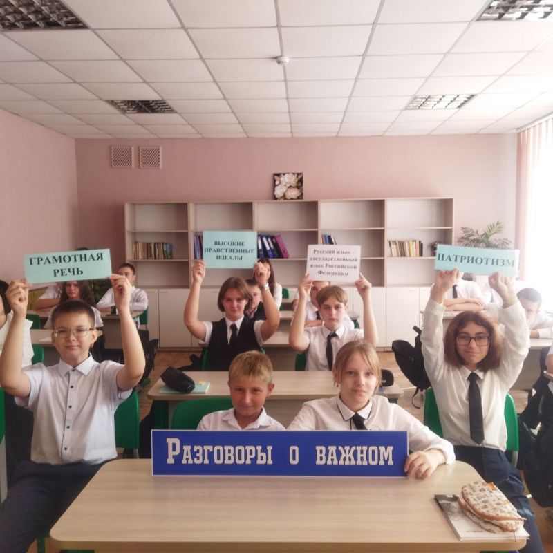 Русский язык продолжает постоянно развиваться, это живой организм, он не существует где-то в словарях, он живет в нашей речи Русский язык продолжает постоянно развиваться, это живой организм, он не существует где-то в словарях, он живет в нашей речи