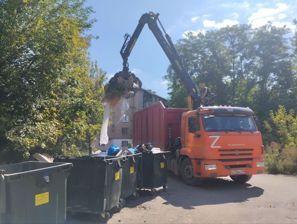 5 сентября с целью приведения территории в надлежащее санитарное состояние выполнены работы по вывозу крупногабаритных накоплений мусора на контейнерных площадках по адресам: пл. ВЛКСМ, д. 1; ул. Димитрова, д. 68; ул.... 5 сентября с целью приведения территории в надлежащее санитарное состояние выполнены работы по вывозу крупногабаритных накоплений мусора на контейнерных площадках по адресам: пл. ВЛКСМ, д. 1; ул. Димитрова, д. 68; ул....