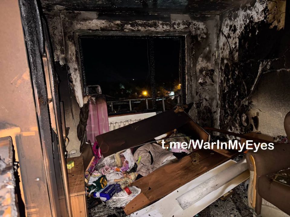 Появляются всё новые кадры последствий террористического удара ВСУ по жилому дому в Макеевке, в результате которого погиб мирный житель Появляются всё новые кадры последствий террористического удара ВСУ по жилому дому в Макеевке, в результате которого погиб мирный житель