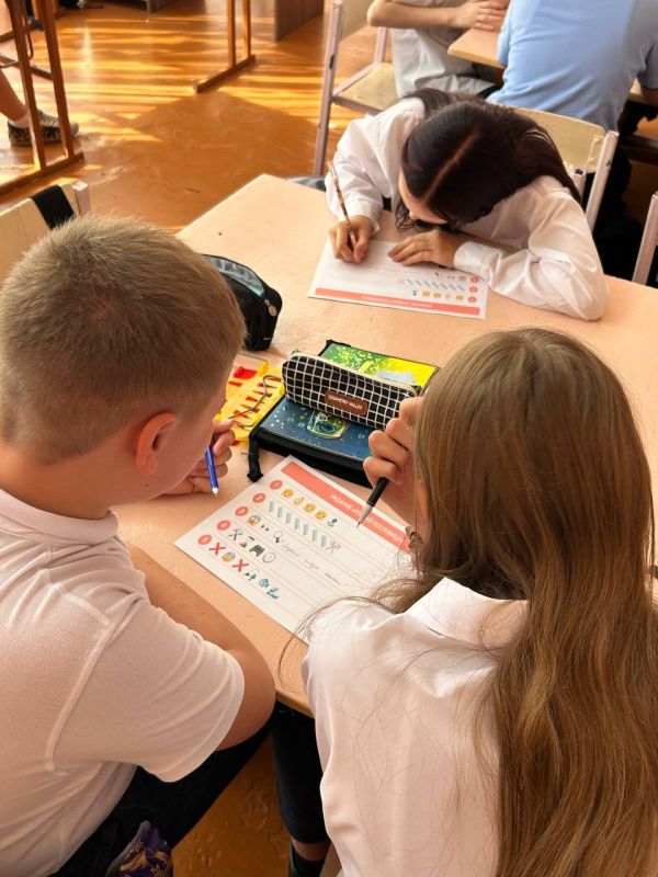 Русский язык продолжает постоянно развиваться, это живой организм, он не существует где-то в словарях, он живет в нашей речи Русский язык продолжает постоянно развиваться, это живой организм, он не существует где-то в словарях, он живет в нашей речи