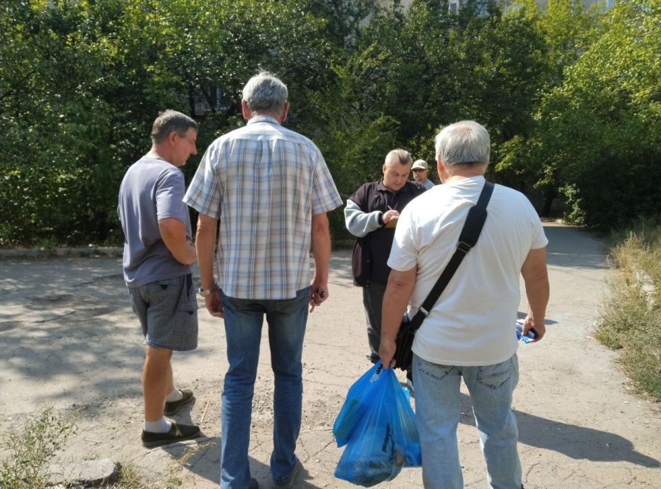 8 сентября лидер общественного мнения Юрий Сирош провел встречу с жителями жилого массива Горького возле дома № 3 по улице Магаданской 8 сентября лидер общественного мнения Юрий Сирош провел встречу с жителями жилого массива Горького возле дома № 3 по улице Магаданской