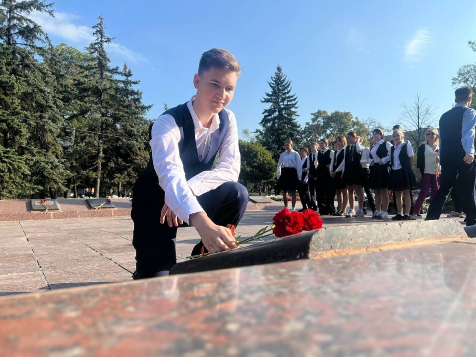 Лицеистые почтили память земляков – освободителей Донбасса, возложив цветы  к Вечному огню Лицеистые почтили память земляков – освободителей Донбасса, возложив цветы  к Вечному огню