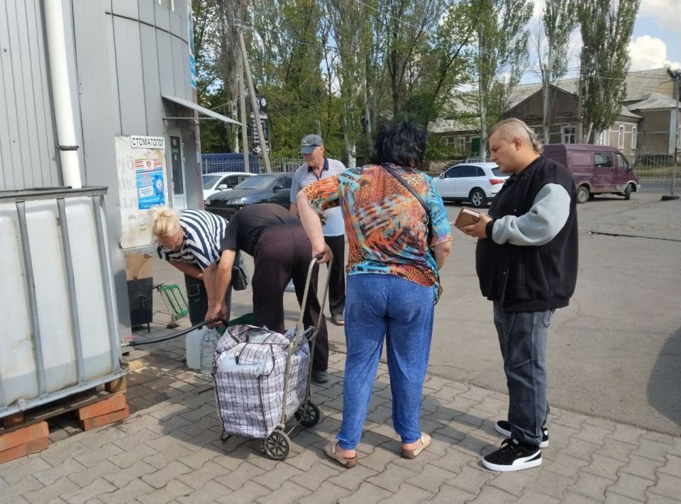 8 сентября лидер общественного мнения Юрий Сирош провел встречу с жителями жилого массива Горького возле домов № 11 и № 12 по улице Чубаря 8 сентября лидер общественного мнения Юрий Сирош провел встречу с жителями жилого массива Горького возле домов № 11 и № 12 по улице Чубаря