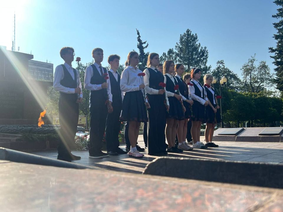 Лицеистые почтили память земляков – освободителей Донбасса, возложив цветы  к Вечному огню Лицеистые почтили память земляков – освободителей Донбасса, возложив цветы  к Вечному огню