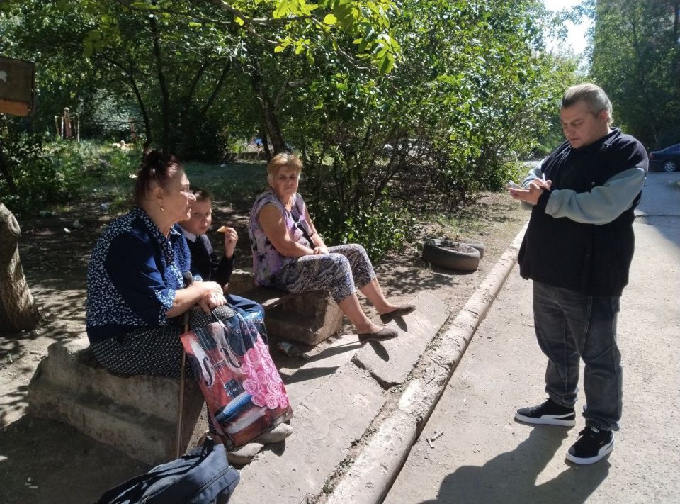 8 сентября лидер общественного мнения Юрий Сирош провел встречу с жителями жилого массива Горького возле домов № 11 и № 12 по улице Чубаря 8 сентября лидер общественного мнения Юрий Сирош провел встречу с жителями жилого массива Горького возле домов № 11 и № 12 по улице Чубаря