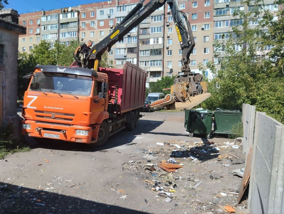 5 сентября с целью приведения территории в надлежащее санитарное состояние выполнены работы по вывозу крупногабаритных накоплений мусора на контейнерных площадках по адресам: пл. ВЛКСМ, д. 1; ул. Димитрова, д. 68; ул.... 5 сентября с целью приведения территории в надлежащее санитарное состояние выполнены работы по вывозу крупногабаритных накоплений мусора на контейнерных площадках по адресам: пл. ВЛКСМ, д. 1; ул. Димитрова, д. 68; ул....
