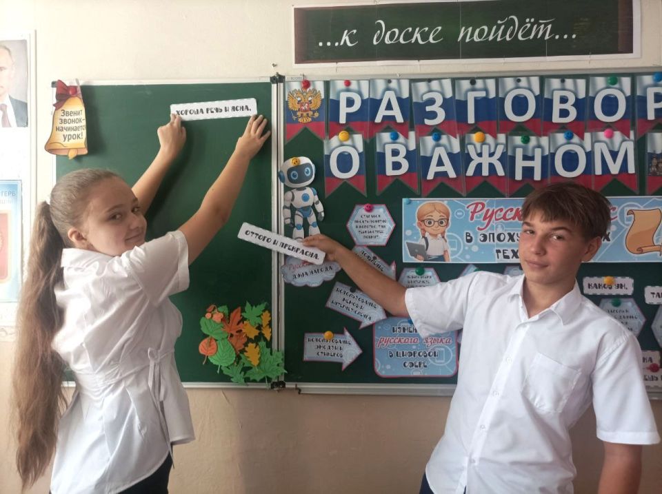 Русский язык продолжает постоянно развиваться, это живой организм, он не существует где-то в словарях, он живет в нашей речи Русский язык продолжает постоянно развиваться, это живой организм, он не существует где-то в словарях, он живет в нашей речи