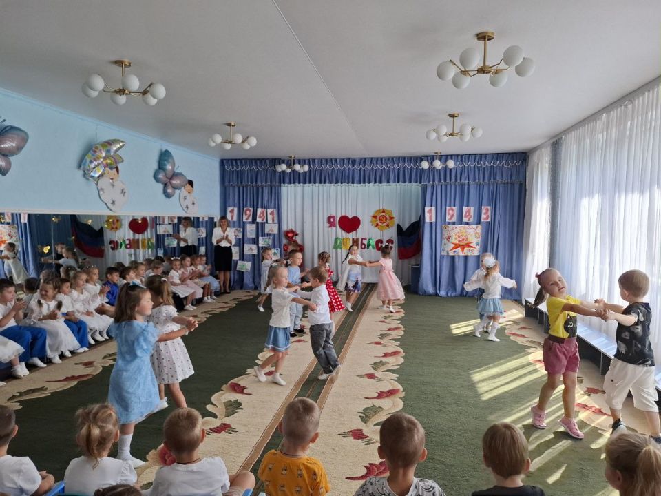 8 сентября 2025 года в дошкольных учреждениях городского округа Макеевка были проведены торжественные мероприятия, посвящённые важному и славному дню – Дню освобождения Донбасса 8 сентября 2025 года в дошкольных учреждениях городского округа Макеевка были проведены торжественные мероприятия, посвящённые важному и славному дню – Дню освобождения Донбасса
