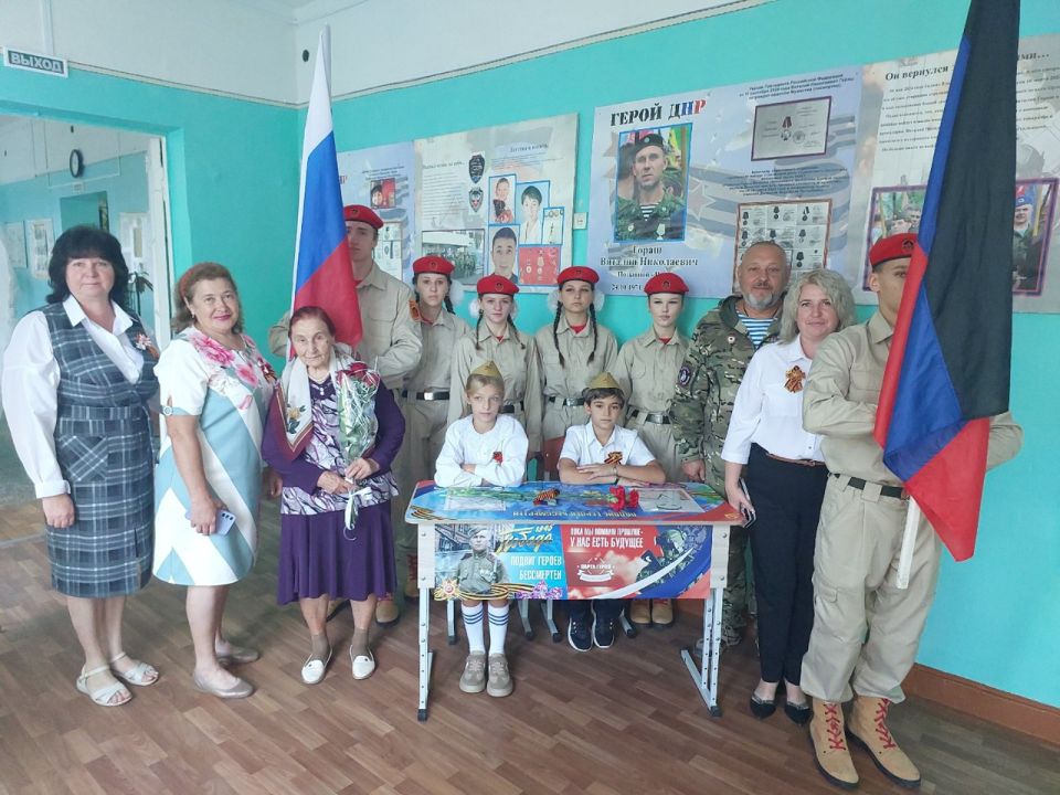 Память священна.... 8 сентября 2025 года в ГБОУ «СШ № 16 Г.О. МАКЕЕВКА» состоялось знаковое и волнующее событие — торжественное открытие Парты Героя, посвящённой нашему земляку, Герою Советского Союза, лётчику-штурмовику...