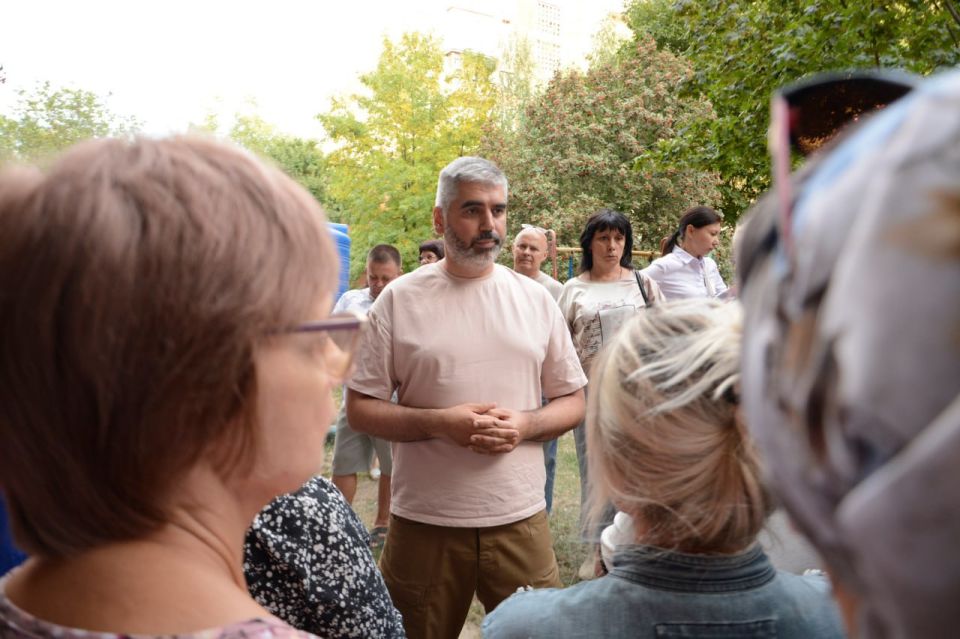 Заместитель Председателя Народного Совета ДНР Алексей Дорофеев (фракция «Новые люди») провел встречу с жителями Красногвардейского района в Макеевке