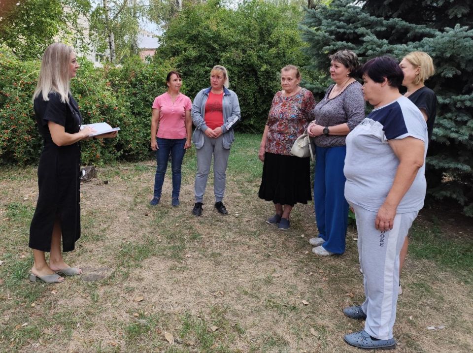 9 сентября, спикер, учитель физкультуры ГБОУ «Средняя школа № 72 городского округа Макеевка» Ирина Твердохлебова провела встречи с населением по улицам Скнарева, Доватора