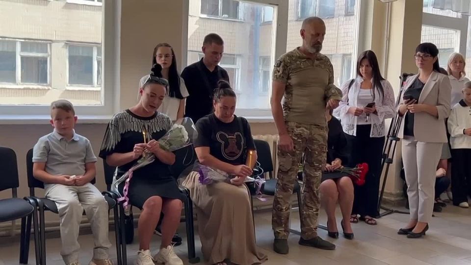 Вечная память Героям. В День освобождения Донбасса в ГБОУ «СШ № 50 Г.О. МАКЕЕВКА» состоялось торжественное открытие «Стены памяти» – памятника, посвященного выпускникам, которые погибли при исполнении воинского долга На...