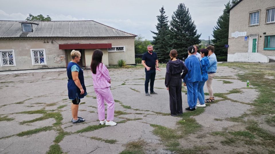 По поручению Главы Республики Дениса Пушилина, 9 сентября, спикер-активист Алексей Боршош провел встречу с жителями на подведомственной территории в пгт Ясиновка по ул. Советская, 53а