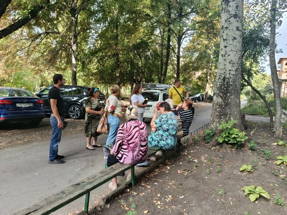 Сегодня, 9 сентября, депутат Макеевского городского совета Донецкой Народной Республики первого созыва Алена Трякина провела встречу с жителями 2 микрорайона возле дома 9