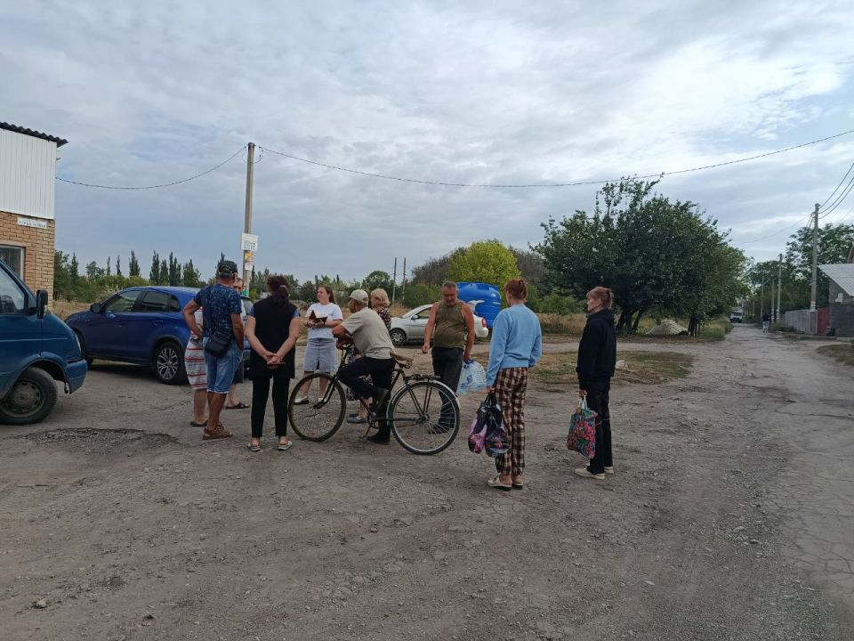 Сегодня, 9 сентября, депутат Макеевского городского совета Донецкой Народной Республики первого созыва Алена Трякина провела встречу с жителями в жилом массиве Новый поселок по улице Новая возле магазина