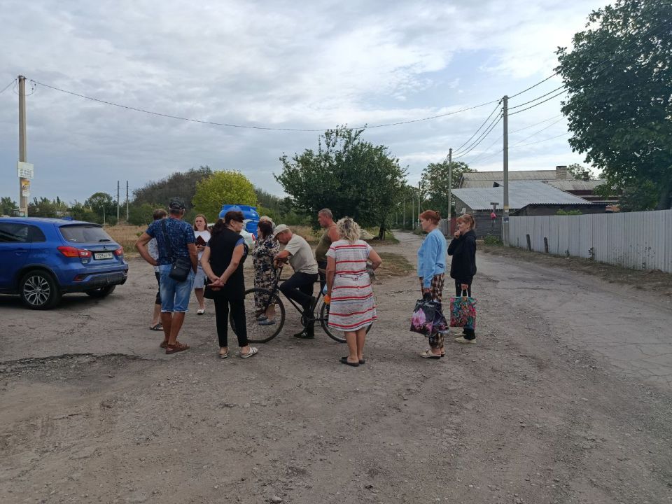 Сегодня, 9 сентября, депутат Макеевского городского совета Донецкой Народной Республики первого созыва Алена Трякина провела встречу с жителями в жилом массиве Новый поселок по улице Новая возле магазина Сегодня, 9 сентября, депутат Макеевского городского совета Донецкой Народной Республики первого созыва Алена Трякина провела встречу с жителями в жилом массиве Новый поселок по улице Новая возле магазина