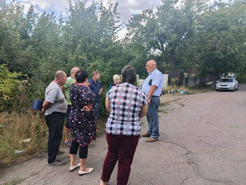 9 сентября, депутат Макеевского городского совета первого созыва Олег Венжега встретился с жителями жилого массива Пролетарская Слободка по адресам: ул. Дружбы, 5, ул. Мартовская, 10