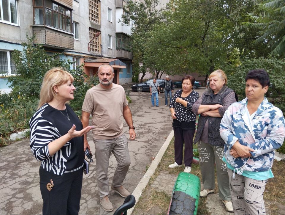 10 сентября депутат Макеевского городского совета ДНР первого созыва Игорь Сепик провел встречу с жителями жилого массива Горького на придомовой территории дома № 7 по улице Чубаря