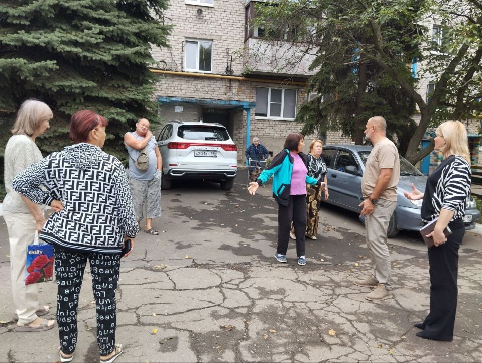 10 сентября депутат Макеевского городского совета ДНР первого созыва Игорь Сепик провел встречу с жителями жилого массива Горького во дворе дома № 2 по улице Магаданской 10 сентября депутат Макеевского городского совета ДНР первого созыва Игорь Сепик провел встречу с жителями жилого массива Горького во дворе дома № 2 по улице Магаданской