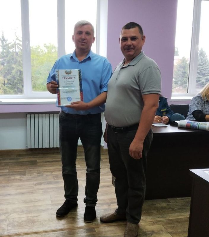 10 сентября в преддверии Дня города Макеевка руководитель Управы Червоногвардейского внутригородского района Антон Гринзовский отметил благодарственными письмами и грамотами Администрации городского округа Макеевка... 10 сентября в преддверии Дня города Макеевка руководитель Управы Червоногвардейского внутригородского района Антон Гринзовский отметил благодарственными письмами и грамотами Администрации городского округа Макеевка...