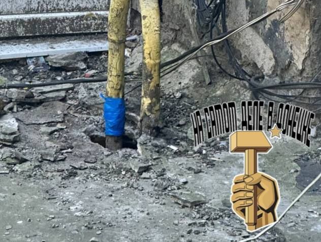 Есть опасность взрыва газа, на которую нужно обратить внимание!!! Сгнила газовая труба на Малиновского в Макеевке, службы перемотали ее изолентой еще давно и бросили