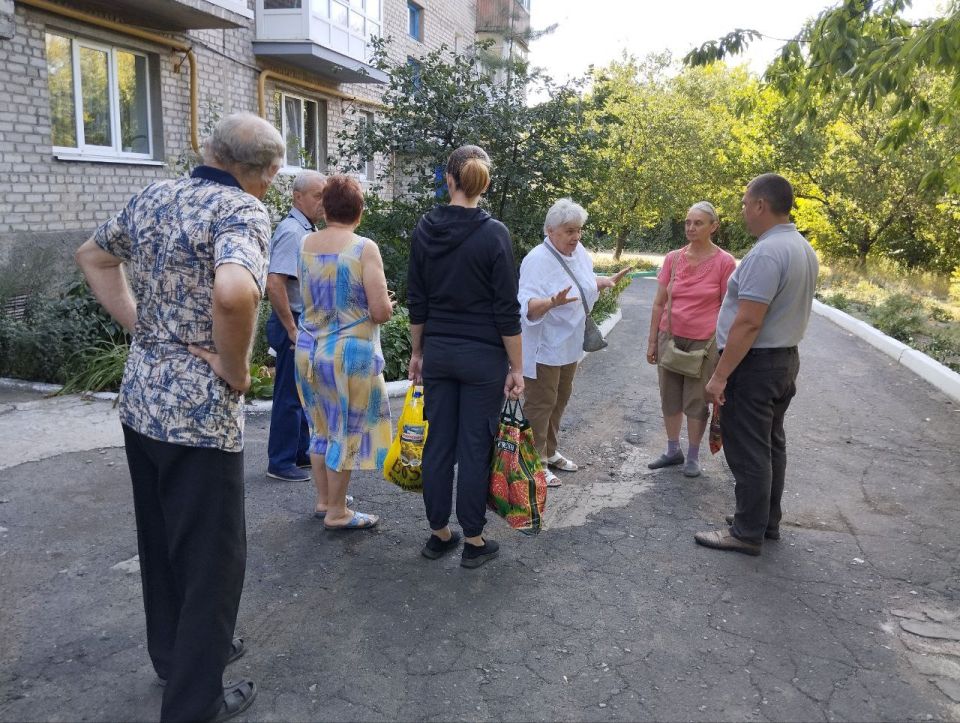 10 сентября в Червоногвардейском районе руководитель Управы Червоногвардейского внутригородского района Антон Гринзовский провел встречу с жителями жилого массива Карла Маркса возле дома № 75 по улице Кронштадтской